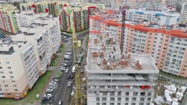 Bölgede yeni apartman blokları inşa ediliyor. Binanın çatısındaki şantiyeye yavaş yavaş yaklaşın..