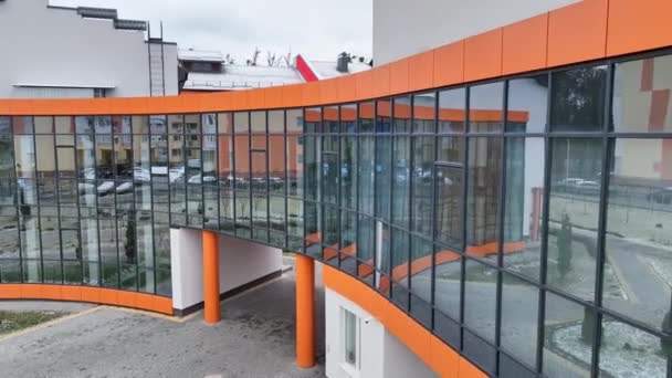 Első Átjáró Nemrég Épült Épület Tükörablakokkal Narancssárga Design Elemekkel Tükrözött — Stock videók