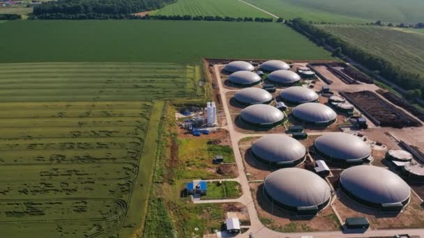 Reservatórios Redondos Fábrica Produção Biocombustíveis Tops Dos Tanques Biomassa Brilhando — Vídeo de Stock