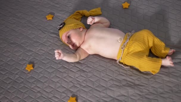 Γλυκό Παιδί Κίτρινο Μακρύ Καπέλο Και Παντελόνι Χαριτωμένο Αγόρι Γυμνή — Αρχείο Βίντεο
