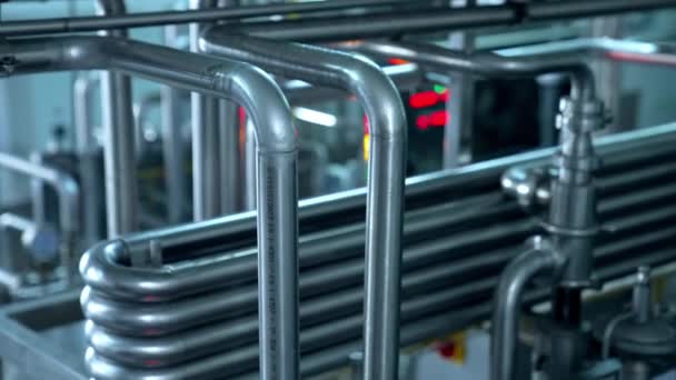 Süt Fabrikasındaki Karmaşık Sistemin Bir Parçası Olarak Paslanmaz Çelik Borular — Stok video