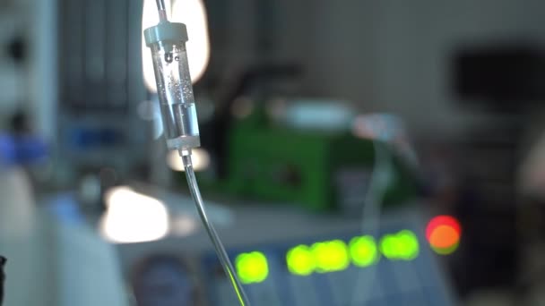 Kapky Léku Padají Odkládacího Pultu Kapátko Zblízka Operační Chirurgie Rozmazání — Stock video