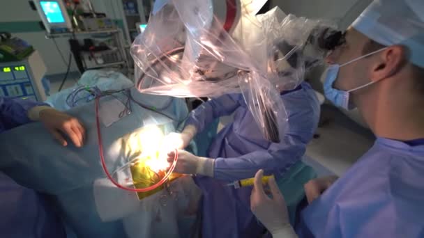 Los Cirujanos Aplican Instrumentos Dispositivos Médicos Durante Operación Sala Cirugía — Vídeos de Stock