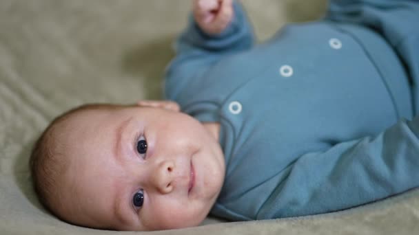 Küçük Tatlı Bebek Doğrudan Kameraya Bakıyor Çok Sevimli Bebek Yüzü — Stok video
