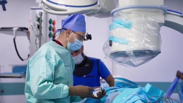 Docteur Fait Une Injection Patient Sur Table Opération Chirurgien Enlève — Video