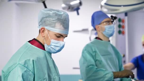 Männliche Assistenz Hilft Dem Arzt Während Der Operation Chirurg Der — Stockvideo