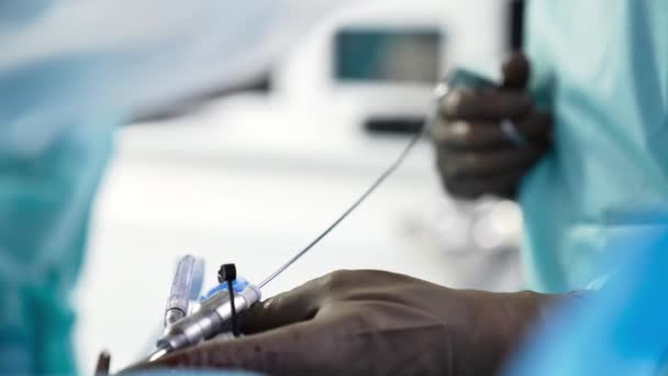 Operaci Provádějí Doktorovy Ruce Hnědých Rukavicích Lékařský Profesionál Používá Chirurgické — Stock video