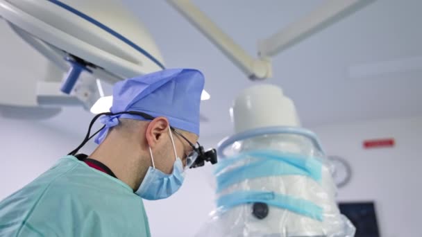 医療用ユニフォーム マスク 外科用特殊装置を着用している医療専門家 オペレーショナルルームのドクターを閉じる — ストック動画
