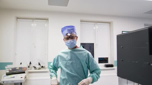 Médecin Masculin Uniforme Masque Lunettes Pour Chirurgie Marchant Long Salle — Video