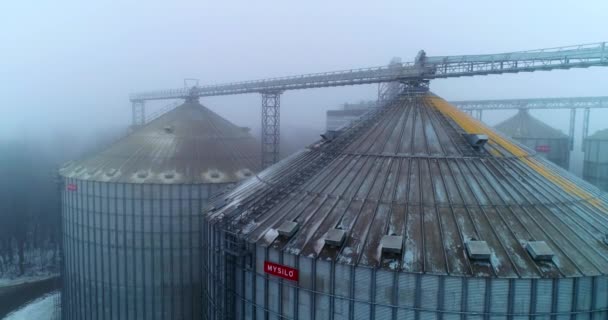 貯蔵および加工作物のためのエレベーター タンク 霧の多い天候で撮影された巨大なサイロタンク ミスティの背景 — ストック動画
