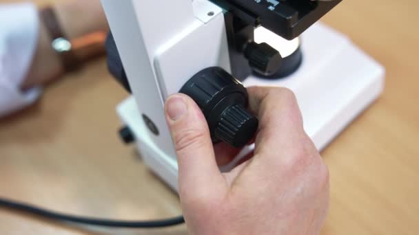 Réglage Des Lentilles Microscope Dans Une Position Nécessaire Recherche Laboratoire — Video
