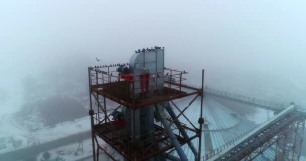 エレベータータンクの上に高い金属構造タワー 異なる敷地を持つ近代的な農業サイロプラント ミスティの天気の背景 — ストック動画