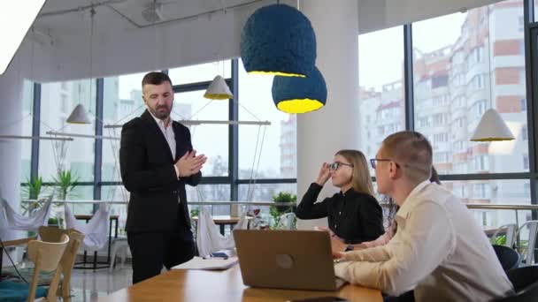 Funcionários Escritório Escutam Atentamente Seu Chefe Pessoal Empresa Olhar Para — Vídeo de Stock