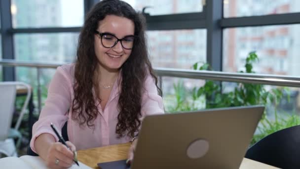 Zaměstnankyně Pracující Notebookem Stolu Usmívající Žena Zapisuje Poznámky Zápisníku Rozmazané — Stock video