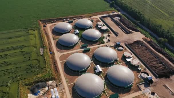 沼气厂燃料储集层灰色圆顶 安全能源的有机生产 空中风景 背景中的绿地 — 图库视频影像