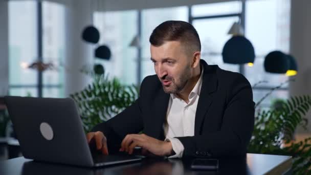 Uomo Affari Che Chatta Online Tramite Laptop Comunicazione Commerciale Con — Video Stock