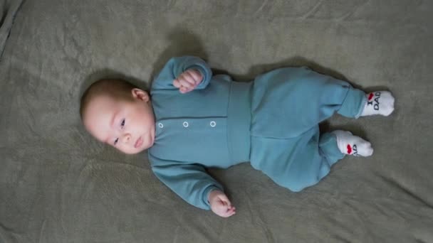 Schönes Kleinkind Blauen Anzug Auf Dem Bett Der Kleine Junge — Stockvideo