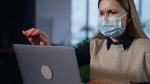 Trabajadora Con Máscara Protectora Perturbada Con Portátil Mujer Cierra Computadora — Vídeos de Stock