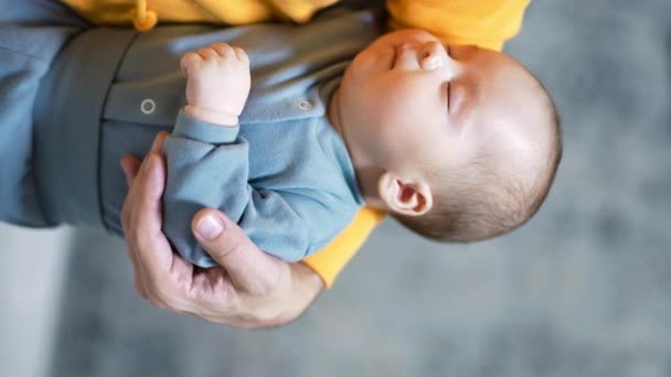 Мирный Спящий Малыш Голубой Одежде Прекрасная Спящая Малышка Отдыхает Объятиях — стоковое видео