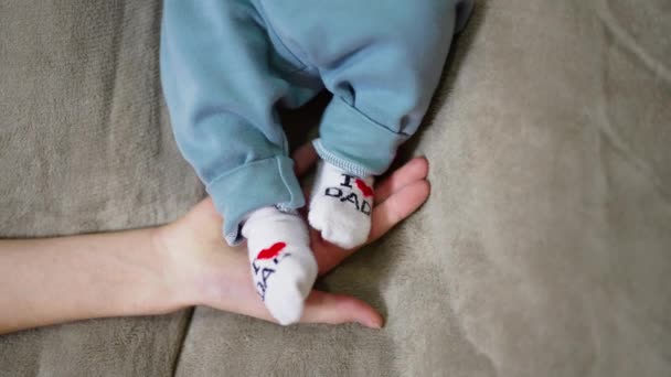 Mãe Tem Pés Bebé Mão Criança Joga Pequenos Pés Meias — Vídeo de Stock