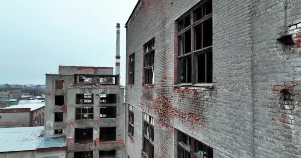 Зруйнована Покинута Територія Промислового Заводу Будівлі Старої Рослини Зруйновані Часом — стокове відео