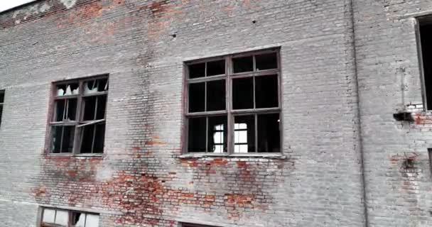 没有窗户的孤零零的建筑 接近建筑的砖墙 后台的工业烟囱管 — 图库视频影像