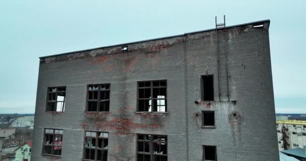 Παλιό Εργοστάσιο Τούβλων Πλησιάζει Σπίτι Σπασμένα Παράθυρα Άδειο Μέσα Μπλε — Αρχείο Βίντεο