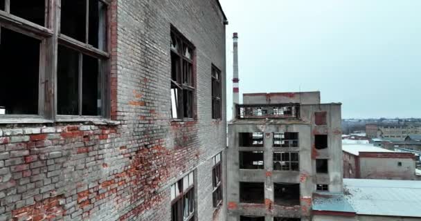 Старые Кирпичные Бетонные Помещения Заброшенной Фабрики Огромная Промышленная Территория Разрушенными — стоковое видео