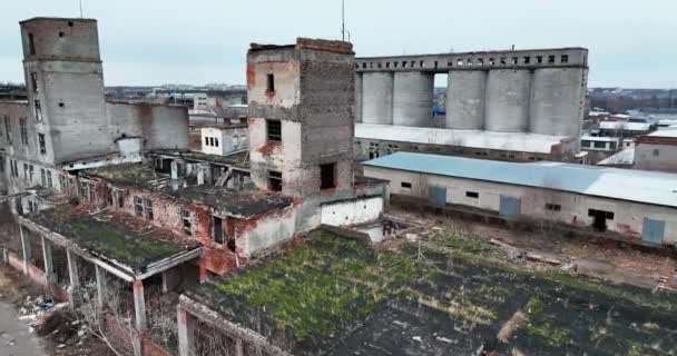 工业区被时间摧毁和摧毁 被毁的旧厂房准备拆迁 背景下的挖掘者 — 图库视频影像