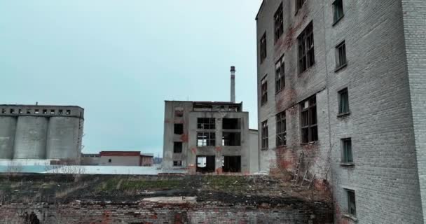 工業地帯は時間とともに破壊されている 壊れた窓のある古い建物は取り壊される準備ができています — ストック動画