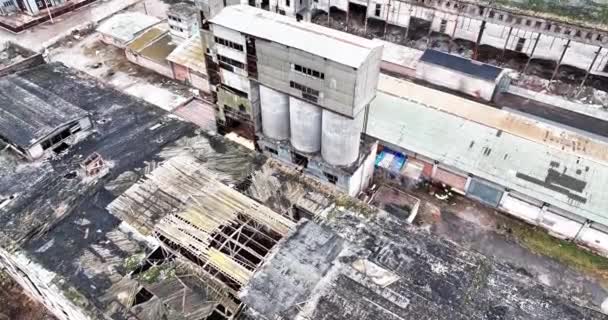 Arruinó Viejos Edificios Fábrica Paredes Dañadas Techos Escombros Dispersos Vista — Vídeos de Stock