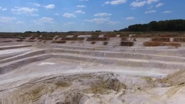 Kaolin madenciliği işleminden sonra zeminde eğimli merdivenler oluşturuldu. İnsansız hava aracı görüntüleri. Mavi gökyüzü arkaplanı.