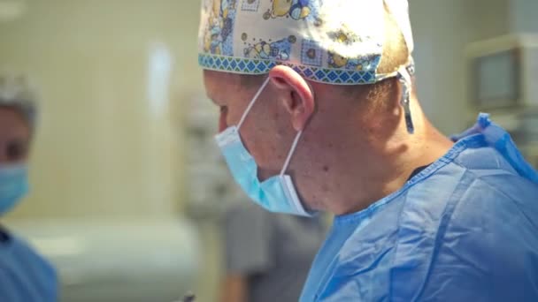 Retrato Cirujano Confiado Trabajo Operación Profesional Para Adultos Vista Lateral — Vídeo de stock