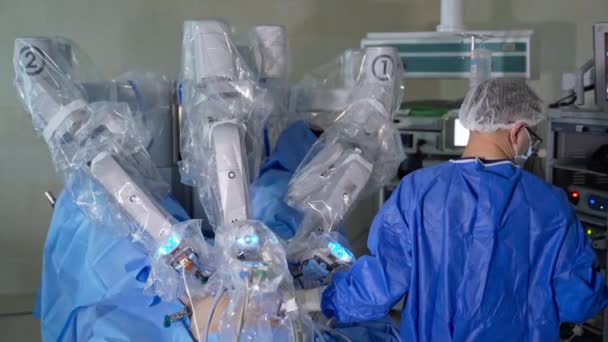 Technológiai Berendezések Amelyek Pácienst Modern Sebészetben Működtetik Két Férfi Orvos — Stock videók