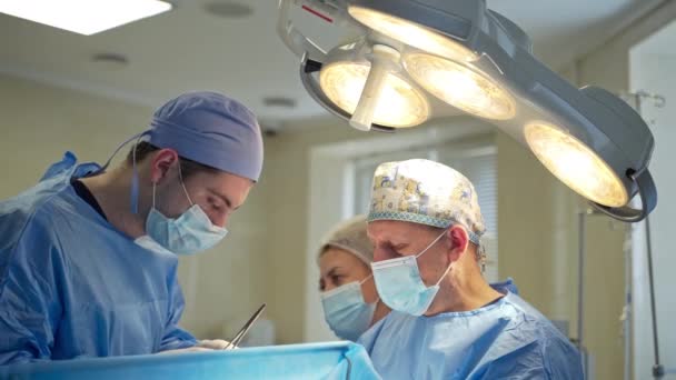 Професійні Хірурги Повністю Зосередилися Хірургії Велика Лампа Освітлює Операцію Помічник — стокове відео
