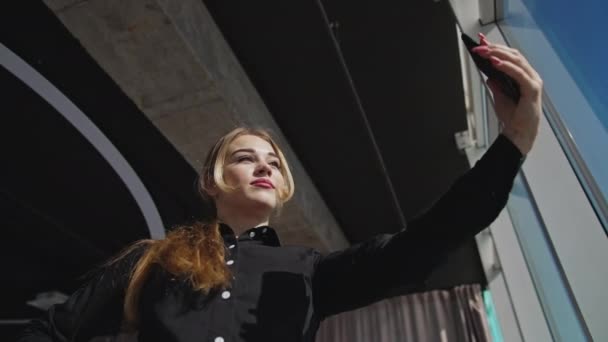 Красива Дама Знімає Відео Своєму Смартфоні Прийняття Селфі Біля Сонячного — стокове відео