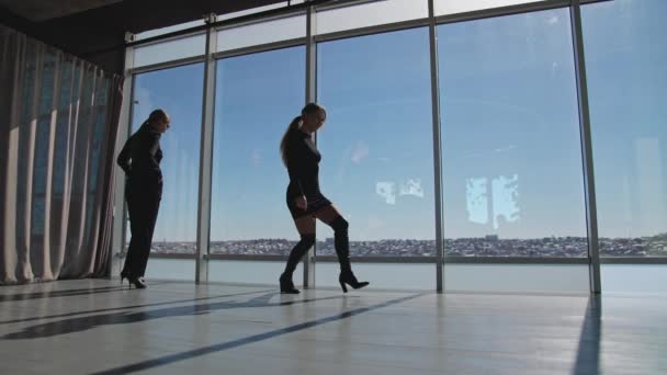 Молодые Женщины Развлекаются Офисе Время Перерыва Женщины Разговаривают Смеются Панорамных — стоковое видео