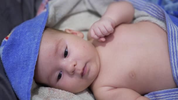 Πλυμένο Και Χαρούμενο Μικρό Παιδί Τυλιγμένο Πετσέτα Ξαπλωμένο Στο Κρεβάτι — Αρχείο Βίντεο