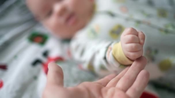 Vader Neemt Kleine Baby Vuist Zijn Hand Ouder Baby Interactie — Stockvideo