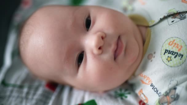 Entzückendes Kleines Baby Mit Prallen Wangen Das Kopf Hoch Liegt — Stockvideo