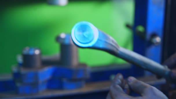 Turner Está Pegando Detalhe Metal Verificando Com Dedos Ferramentas Máquinas — Vídeo de Stock