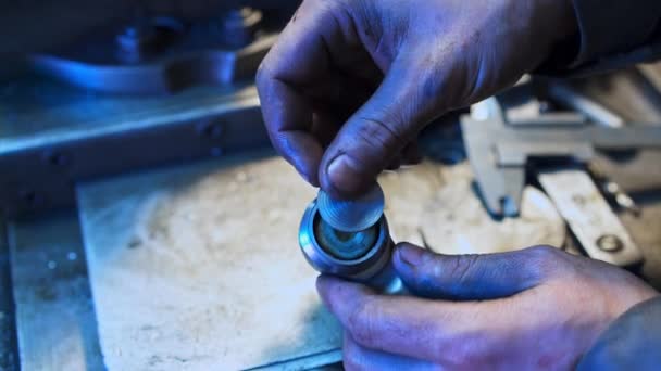 Las Manos Turner Ajustando Pieza Metal Detalle Turner Comprobar Compatibilidad — Vídeo de stock