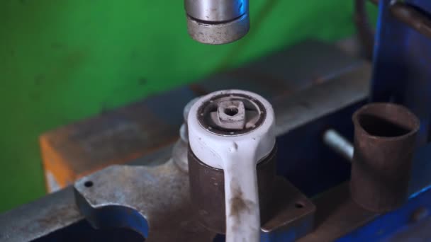 Turners Hand Legt Verschiedene Details Einen Haufen Metalldetails Gestapelt Ausrüstung — Stockvideo