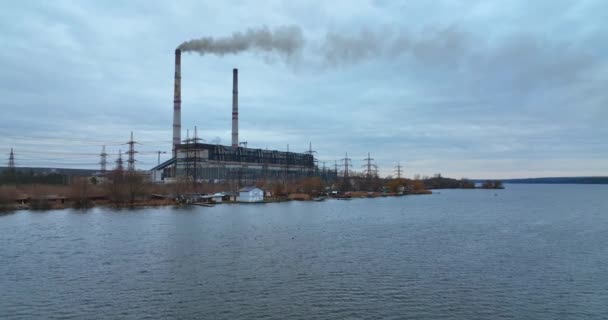Industrianläggning Med Två Stora Fluor Som Stiger Luften Flodstranden Mörk — Stockvideo