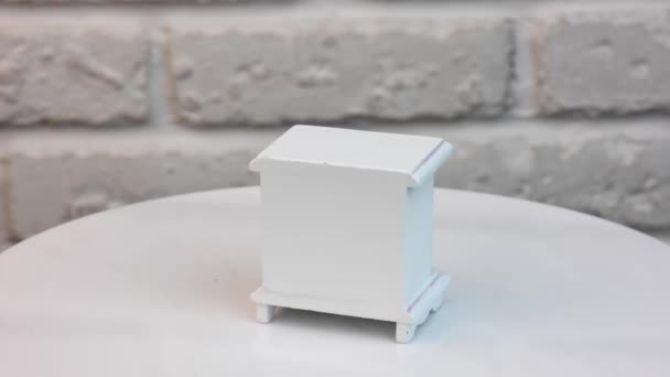 玩具娃娃家的抽屉小盒子很可爱 看台上旋转着白色的木制内件 靠近点 — 图库视频影像