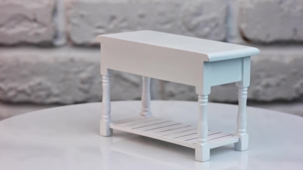 转盘桌上有三个抽屉的玩具桌 用于玩具屋内部的白色雕刻微型桌子 靠近点 — 图库视频影像
