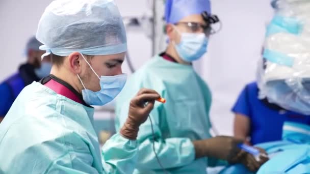 Équipe Médecins Chargés Opération Chirurgicale Professionnels Coopérants Aidant Patient Dans — Video