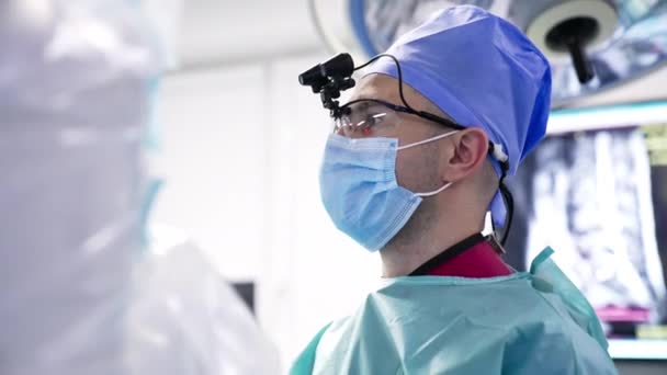 Männlicher Arzt Mit Spezialausrüstung Für Die Operation Kopf Porträt Eines — Stockvideo