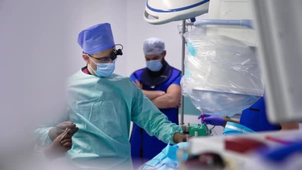 Chirurg Specialist Met Behulp Van Verschillende Soorten Gereedschap Instrumenten Tijdens — Stockvideo