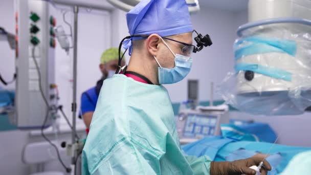Professionnel Chirurgical Faisant Perfusion Par Une Seringue Avec Une Aiguille — Video